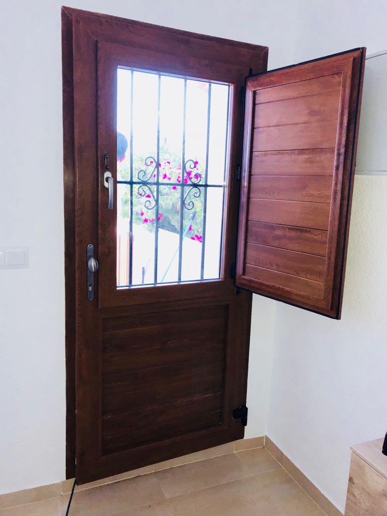 Puerta con Rejón y Postigo-2